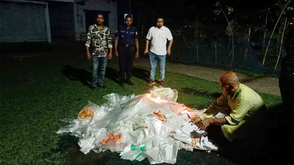দশমিনায় সড়কের পাশে পড়ে ছিল ১ লাখ টাকার পলিথিন