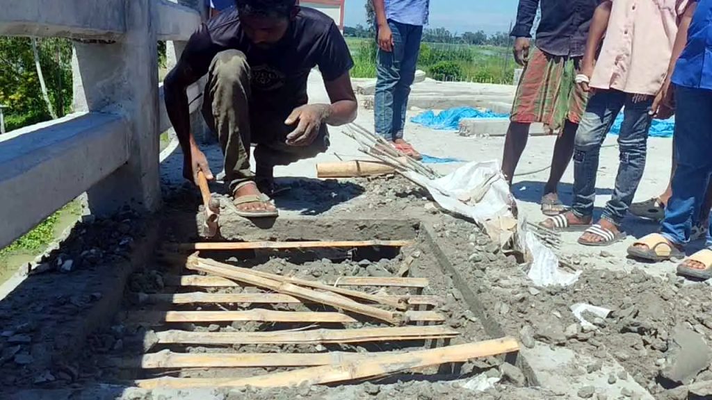 ১০ কোটি টাকার সেতুতে রডের বদলে বাঁশ দিয়ে ঢালাই