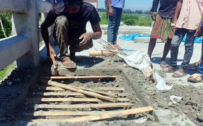 ১০ কোটি টাকার সেতুতে রডের বদলে বাঁশ দিয়ে ঢালাই