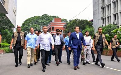 সচিবালয় থেকে পায়ে হেঁটে ওসমানী স্মৃতি মিলনায়তনে প্রধানমন্ত্রী
