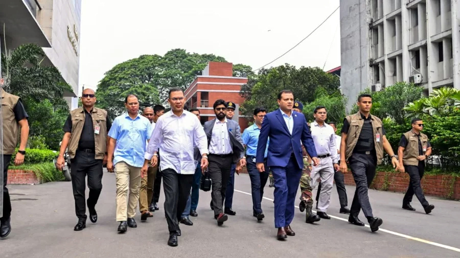সচিবালয় থেকে পায়ে হেঁটে ওসমানী স্মৃতি মিলনায়তনে প্রধানমন্ত্রী