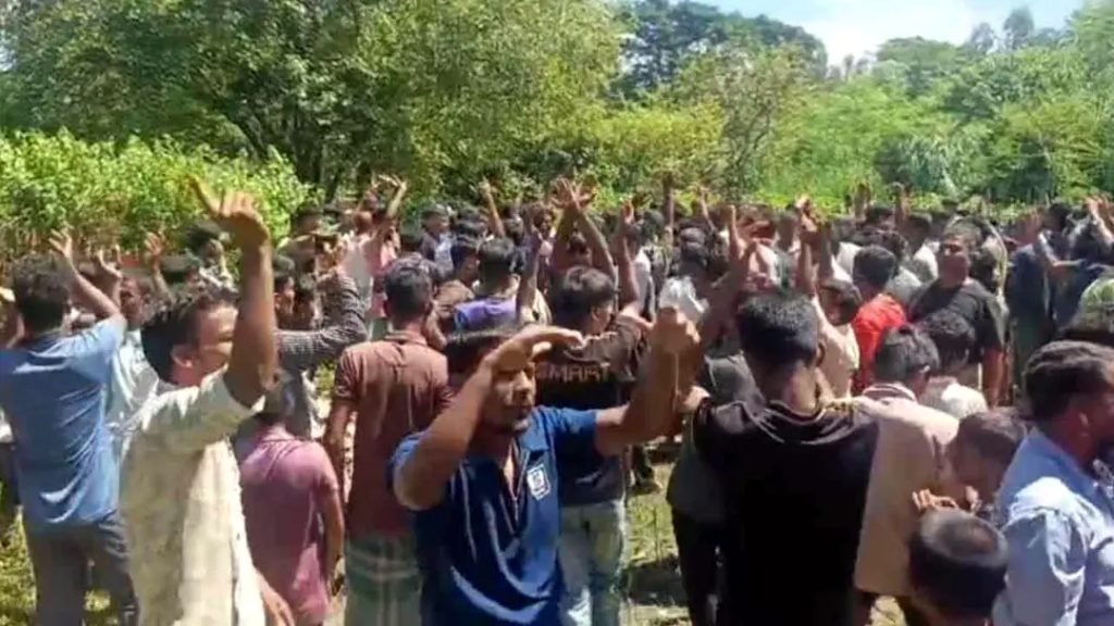 চট্টগ্রামের সীতাকুণ্ডে রেলওয়ের জায়গা উচ্ছেদে বাধা, উত্তেজনা