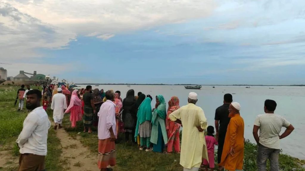 বিয়ের অনুষ্ঠানে যাওয়ার পথে ট্রলারডুবি: নিহত ১, বাবাসহ নিখোঁজ ৩ সন্তান
