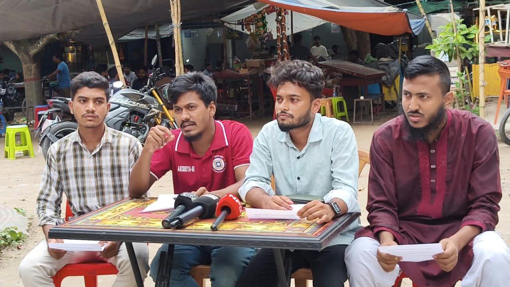 রাবিতে স্টেশন সংস্কার ও সব ট্রেনের স্টপেজসহ ৫ দাবি