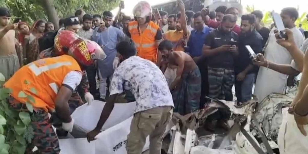 ফরিদপুরে বাস-অ্যাম্বুলেন্স সংঘর্ষে ৩ জন নিহত