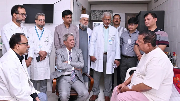 ভূমিমন্ত্রী মিনুকে দেখতে হাসপাতালে রাষ্ট্রপতি