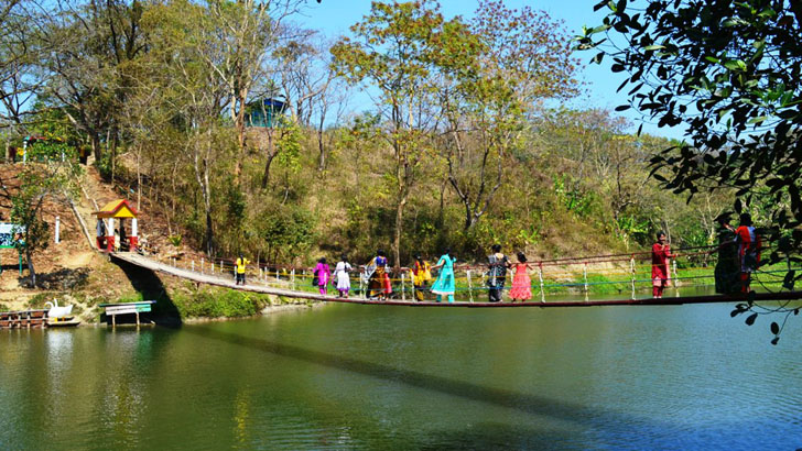 ঈদের ছুটিতে পর্যটকদের পদচারণায় মুখরিত বান্দরবান