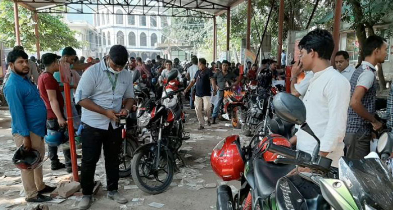 কড়া শাস্তি থেকে রেহাই পেতে বিআরটিএ-তে লম্বা লাইন