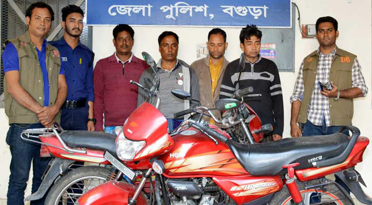 বগুড়ায় চোরাই মোটরসাইকেলসহ আটক ৪