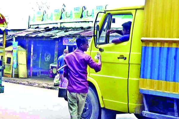 পরিবহনব্যবস্থায় একচ্ছত্র আধিপত্য চাঁদাবাজদের, গাড়ীর চাকা ঘোরার আগেই গুনতে হয় চাঁদা