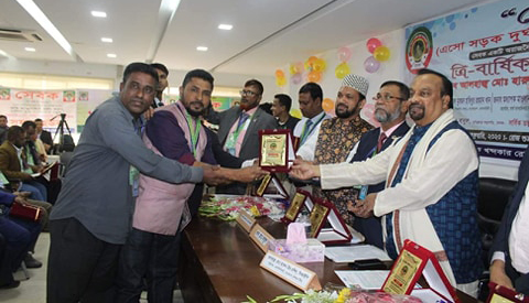 সেবকের ত্রি-বার্ষিক সম্মেলনে চট্টগ্রাম কমিটিকে সম্মাননা প্রদান