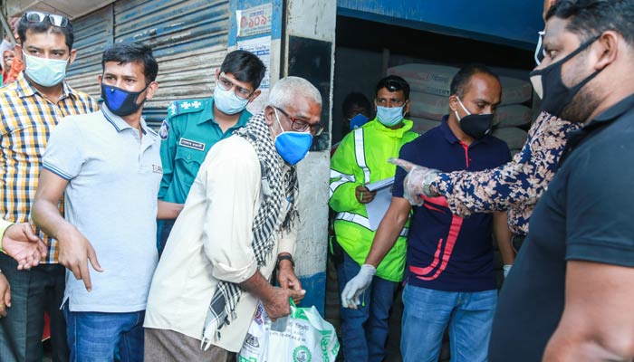 ১০ দিনের খাবার পেয়ে ২০০ অটোচালকের পরিবারে স্বস্তি