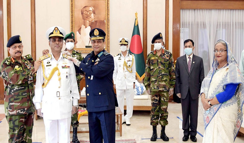 র‌্যাংক ব্যাজ পরানো হলো নতুন নৌবাহিনী প্রধানকে