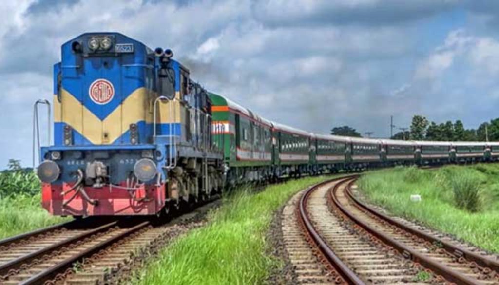 ৬ মাস পর শতভাগ আসনে যাত্রী নিয়ে স্বাভাবিক ট্রেন চলাচল