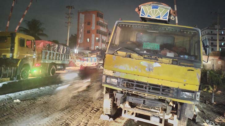 রেললাইনে বিকল ট্রাক, ১২ হাজার টাকায় ছাড়পত্র ছাড়াই দফারফা