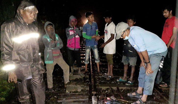 তিন যুবকের বুদ্ধিতে বড় দুর্ঘটনা থেকে রক্ষা পেলো ট্রেন