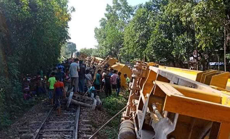 শ্রীমঙ্গলে তেলবাহী ট্রেন দুর্ঘটনায়, ‘মাগনা’ তেল নিতে বাড়ছে ভিড়