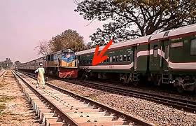 খিলক্ষেতে চলন্ত ট্রেন থেকে পড়ে যুবকের মৃত্যু