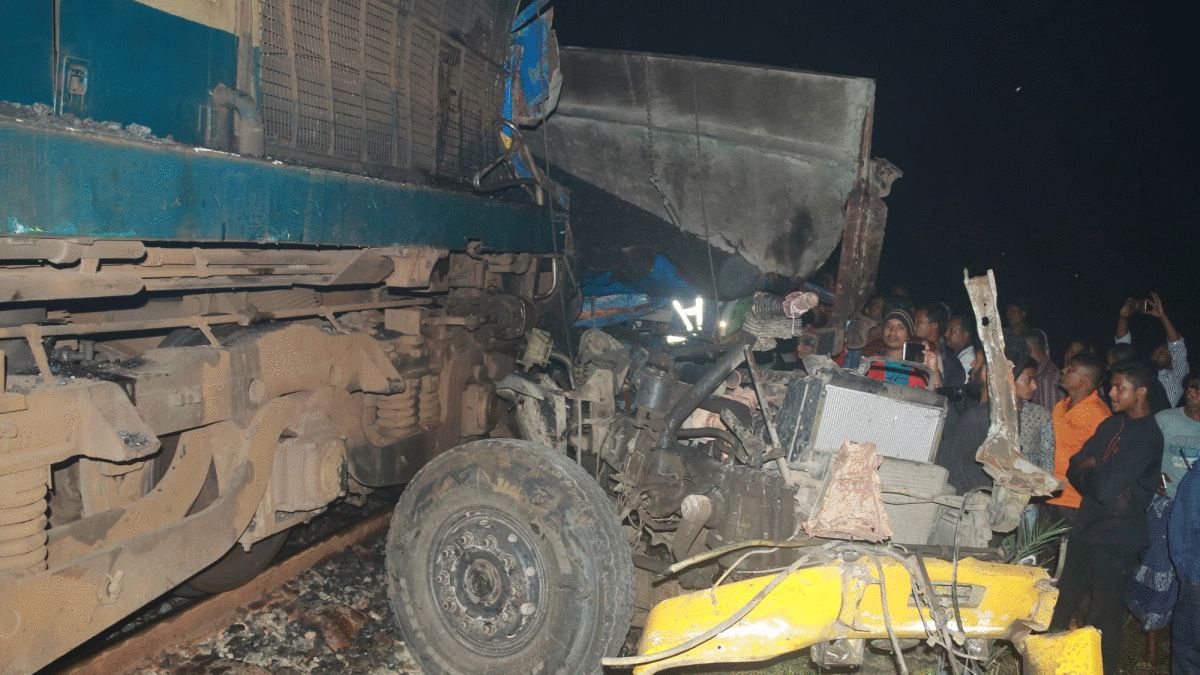যশোরে ট্রেনের ধাক্কায় ট্রাক চালক নিহত