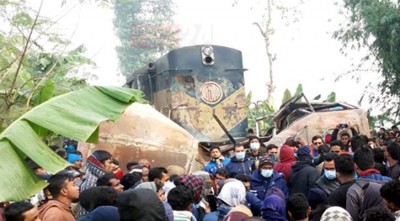 জয়পুরহাটে ট্রেনের ধাক্কায় চুরমার বাস, নিহত ১১