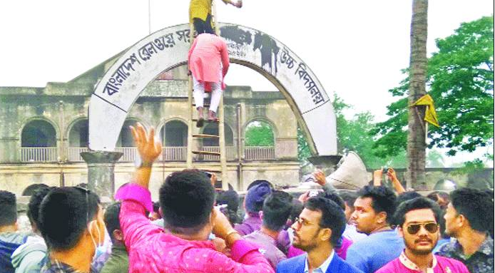 সেই স্কুল থেকে 'নাজিমুদ্দিন' মুছে দিল ছাত্রলীগ