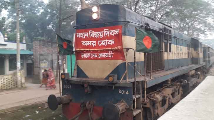 ‘কুয়াশায় বিজয় দিবসের লাল ব্যানারটা জানিয়ে দেবে বিপদ সংকেত’