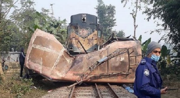 জয়পুরহাটে ট্রেন-বাস দুর্ঘটনার পর লাপাত্তা তিন গেটম্যান