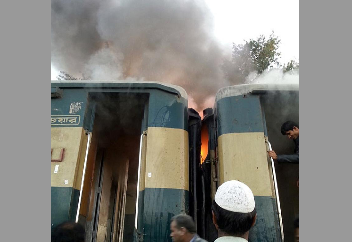 গাজীপুরে চলন্ত ট্রেনে হঠাৎ ধোঁয়া