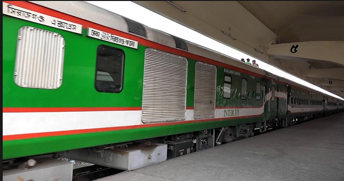 ৩ ঘণ্টা আটকে থাকার পর ছাড়ল সিরাজগঞ্জ এক্সপ্রেস