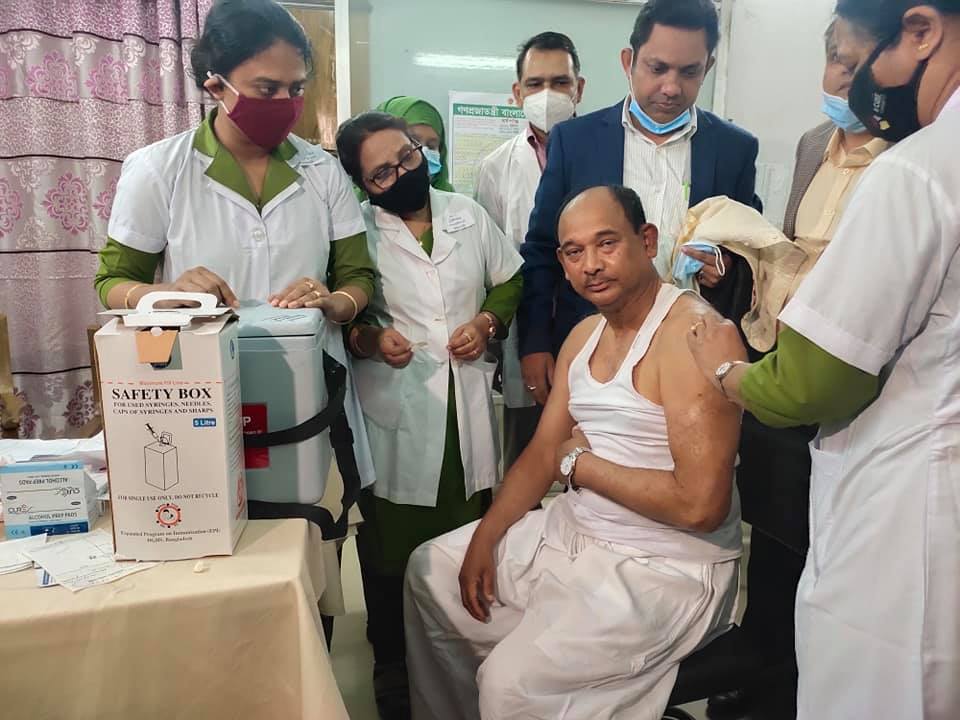 করোনার টিকা নিলেন রেল মন্ত্রী নুরুল ইসলাম সুজন