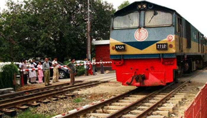 রহস্য বাড়াচ্ছে ট্রেনে কাটা মৃত্যু!