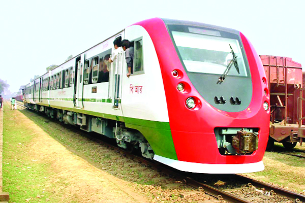 একজন যাত্রী নিয়েও ছুটছে ডেমু ট্রেন!
