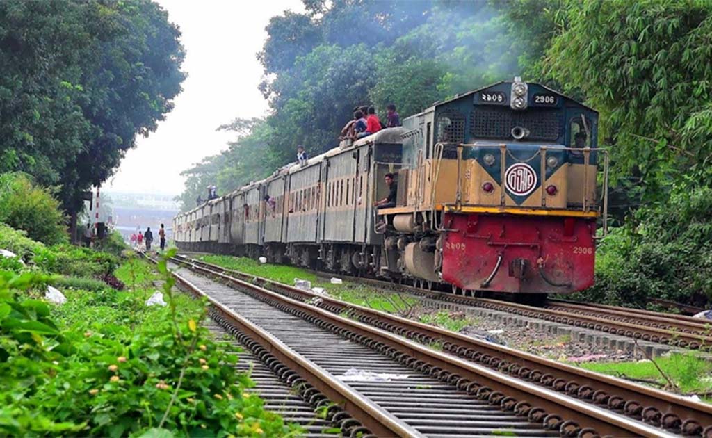 ৩০ ঘণ্টা পর সিলেট রুটে ট্রেন চলাচল শুরু