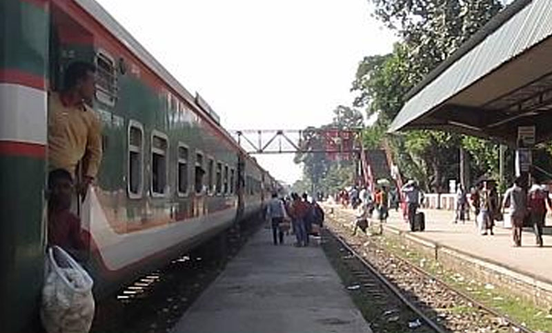ট্রেনে ঘটছে ছিনতাই, থামছে না ঢিল ছোঁড়ার ঘটনা