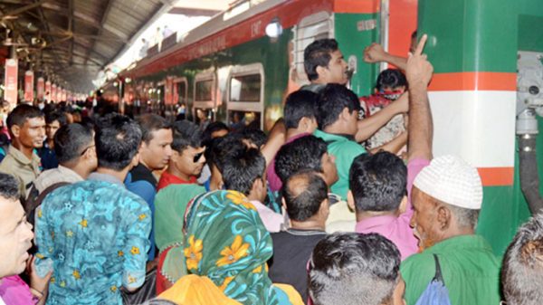 বিনা টিকিটের ৭৩৪ যাত্রীর থেকে জরিমানাসহ ভাড়া আদায়