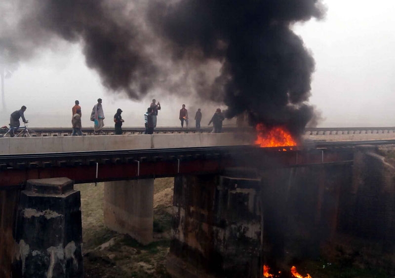 গড়াই রেলসেতুতে আগুন