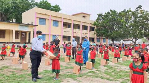 নাটোরে রেল শ্রমিক সুবিধাবঞ্চিত শিশুদের মাঝে মানবিক সহায়তা