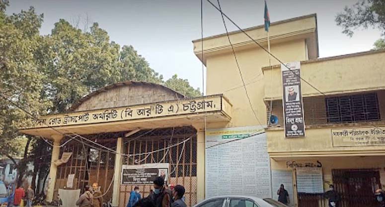চট্টগ্রাম বিআরটিএতে ২১ দালালকে আটক করেছে র‌্যাব