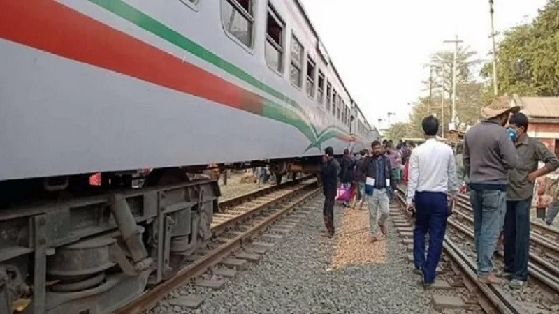 রেলক্রসিংয়ে ছিল না গেটম্যান, ট্রেনের ধাক্কায় ৩ পুলিশ আহত
