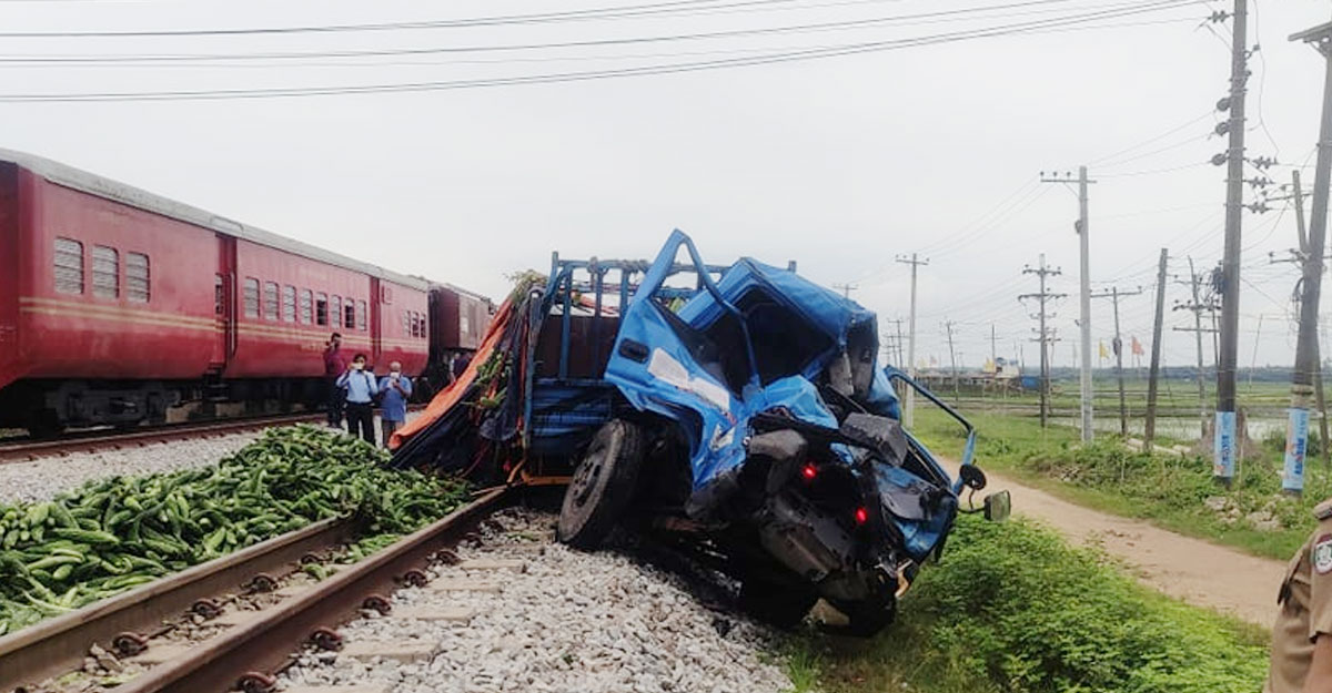 কুমিল্লায় ট্রেন-ট্রাক সংঘর্ষ, ৪ সদস্যের তদন্ত কমিটি গঠন