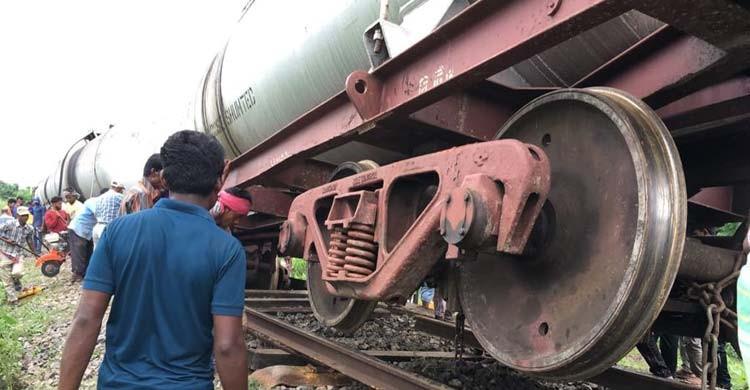 তেলবাহী ট্রেন লাইনচ্যুত, ঢাকা-খুলনা রুটে ট্রেন চলাচল বন্ধ