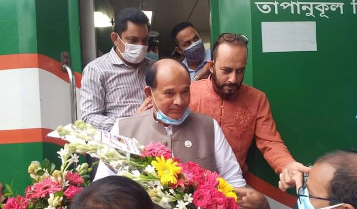 রেলমন্ত্রী স্টেশন থেকে নামা মাত্রই স্লোগান ‘দুলাভাইয়ের আগমন, শুভেচ্ছা স্বাগতম’