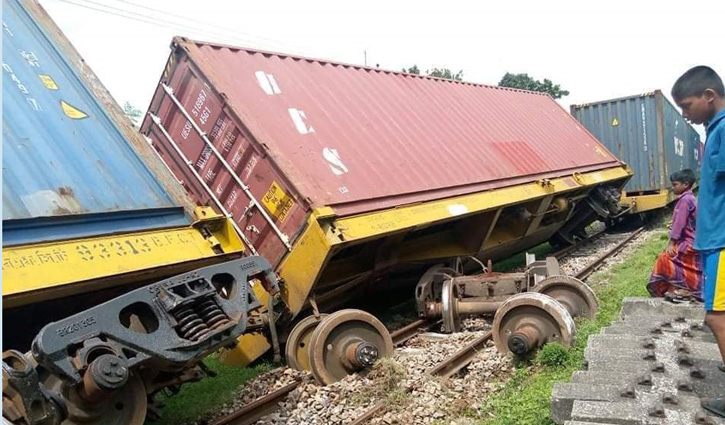 সীতাকুণ্ডে কন্টেইনারবাহী ট্রেন লাইনচ্যুত