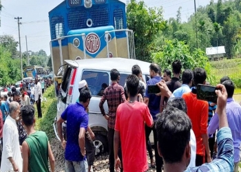 কুলাউড়ায় মাইক্রোবাসে ট্রেনের ধাক্কা, নিহত ৩