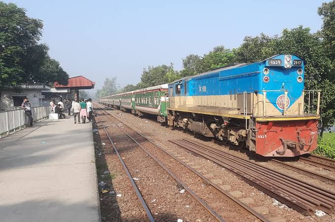 টাঙ্গাইল থেকে উত্তরবঙ্গের ট্রেন যোগাযোগ বন্ধ, আটকে আছে ৩ ট্রেন