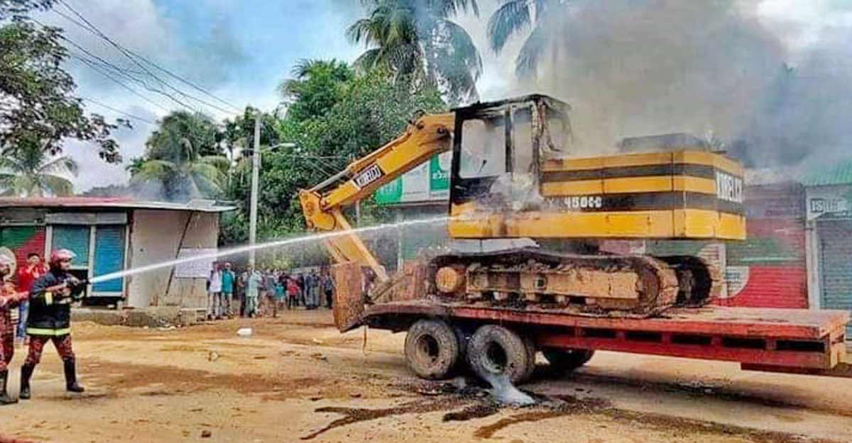 রেলের জমি উদ্ধারে যাওয়া এক্সকাভেটরে অগ্নিসংযোগ