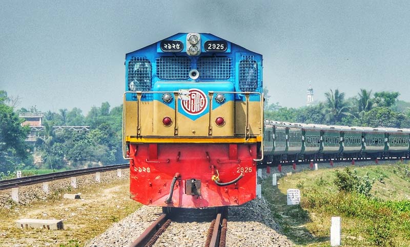 দূরপাল্লার ট্রেন যেন লোকাল ট্রেন, ভিআইপিদের ইচ্ছায় যাত্রাবিরতি
