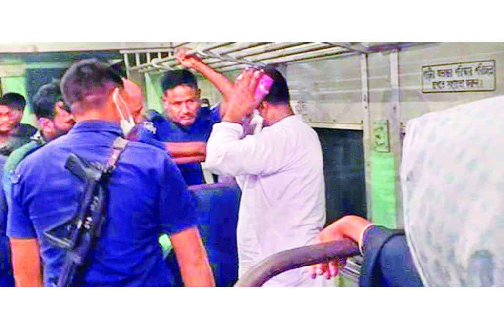 পুলিশি টহলের মধ্যেই ট্রেনে পাথর নিক্ষেপ, মাথা ফাটল যাত্রীর
