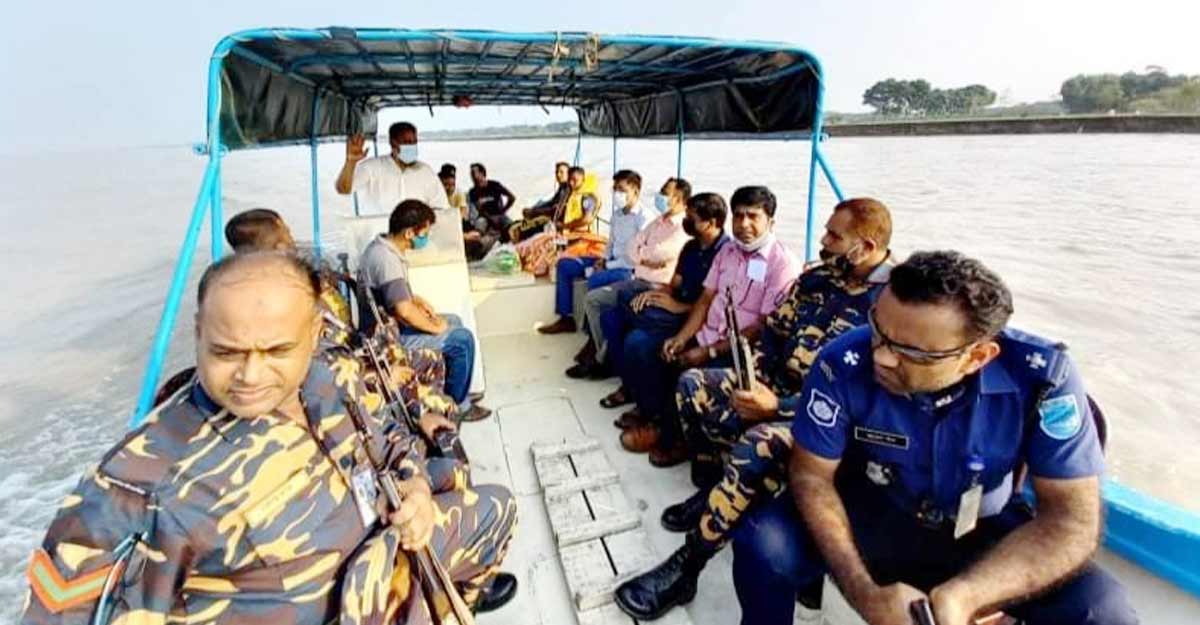 নদী থেকে বালু তোলায় ড্রেজার মালিককে ৩ লাখ টাকা জরিমানা