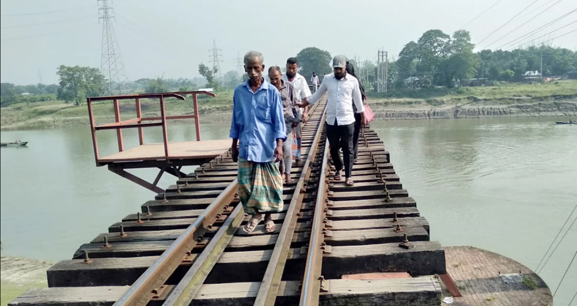 ঝুঁকি জেনেও রেল সেতুর ওপর দিয়ে চলাচল